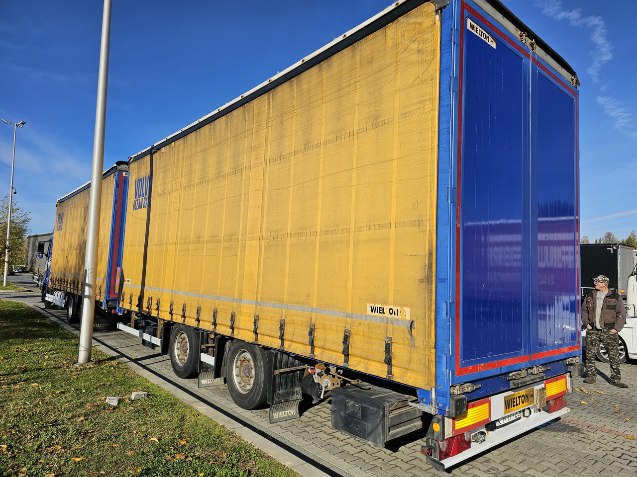 VOLVO FH460 ZESTAW TANDEM 120 M3 PRZEJAZDOWY + PRZYCZEPA FIRANKA SAF - Camião de lona: foto 5 VOLVO FH460 ZESTAW TANDEM 120 M3 PRZEJAZDOWY + PRZYCZEPA FIRANKA SAF - Camião de lona: foto 5