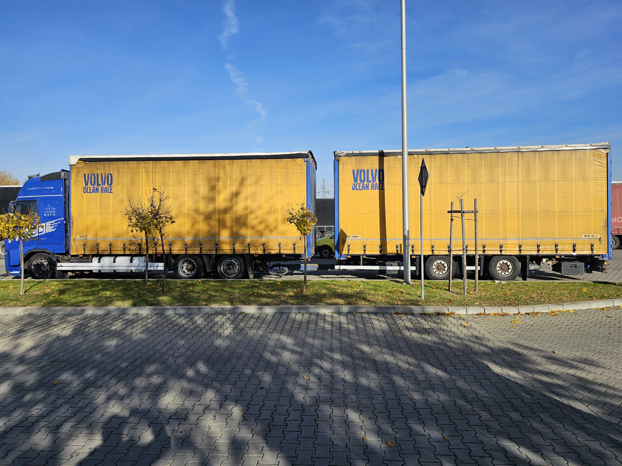 VOLVO FH460 ZESTAW TANDEM 120 M3 PRZEJAZDOWY + PRZYCZEPA FIRANKA SAF - Camião de lona: foto 2 VOLVO FH460 ZESTAW TANDEM 120 M3 PRZEJAZDOWY + PRZYCZEPA FIRANKA SAF - Camião de lona: foto 2