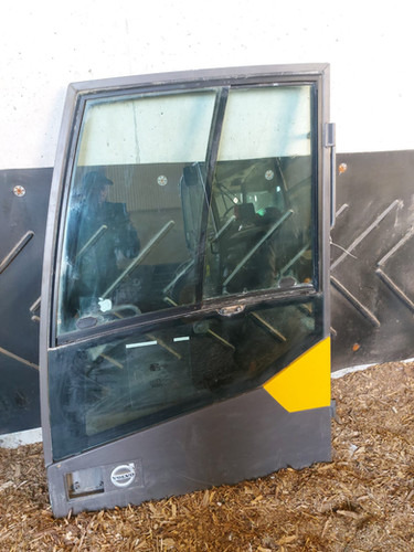 Excavator Door - Porta e peças para Escavadeira: foto 1 Excavator Door - Porta e peças para Escavadeira: foto 1