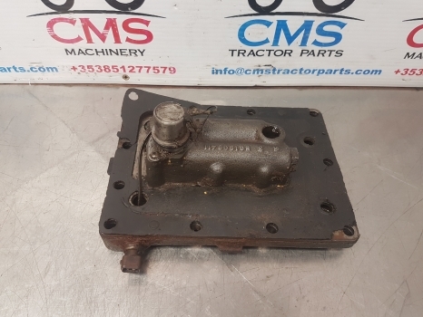 Case 4230 Hydraulic Valve And Cover Plate 10313a3, 110317a1 - Válvula hidráulica para Trator: foto 1 Case 4230 Hydraulic Valve And Cover Plate 10313a3, 110317a1 - Válvula hidráulica para Trator: foto 1