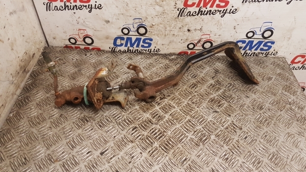 Case International 856 Xl Clutch Pedal Slave Cylinder 3234618r1, 1500215c92 - Cilindro de embreagem para Trator: foto 1 Case International 856 Xl Clutch Pedal Slave Cylinder 3234618r1, 1500215c92 - Cilindro de embreagem para Trator: foto 1