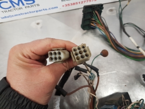 Ford 10, 6610, 5610, 4610 Series Ap Cab Wirring Loom E2nn7z36ab - Cables/ Wire harness para Trator: foto 2 Ford 10, 6610, 5610, 4610 Series Ap Cab Wirring Loom E2nn7z36ab - Cables/ Wire harness para Trator: foto 2