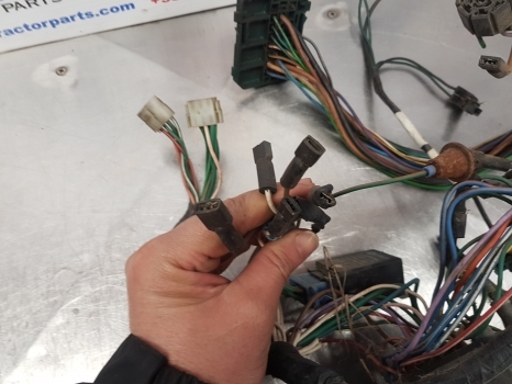Ford 10, 6610, 5610, 4610 Series Ap Cab Wirring Loom E2nn7z36ab - Cables/ Wire harness para Trator: foto 3 Ford 10, 6610, 5610, 4610 Series Ap Cab Wirring Loom E2nn7z36ab - Cables/ Wire harness para Trator: foto 3