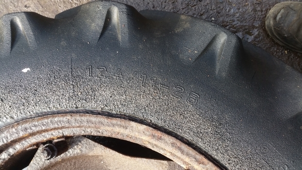 Ford 4000 Rear Wheel And Tyre 12.4/11-28. Please Check The Description - Roda completa para Trator: foto 3 Ford 4000 Rear Wheel And Tyre 12.4/11-28. Please Check The Description - Roda completa para Trator: foto 3