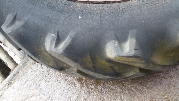 Ford 4000 Rear Wheel And Tyre 12.4/11-28. Please Check The Description - Roda completa para Trator: foto 5 Ford 4000 Rear Wheel And Tyre 12.4/11-28. Please Check The Description - Roda completa para Trator: foto 5