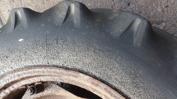 Ford 4000 Rear Wheel And Tyre 12.4/11-28. Please Check The Description - Roda completa para Trator: foto 2 Ford 4000 Rear Wheel And Tyre 12.4/11-28. Please Check The Description - Roda completa para Trator: foto 2