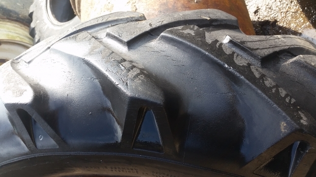 Ford 4000 Rear Wheel And Tyre 12.4/11-32. Please Check By Description - Roda completa para Trator: foto 3 Ford 4000 Rear Wheel And Tyre 12.4/11-32. Please Check By Description - Roda completa para Trator: foto 3