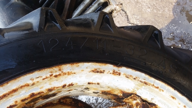 Ford 4000 Rear Wheel And Tyre 12.4/11-32. Please Check By Description - Roda completa para Trator: foto 2 Ford 4000 Rear Wheel And Tyre 12.4/11-32. Please Check By Description - Roda completa para Trator: foto 2
