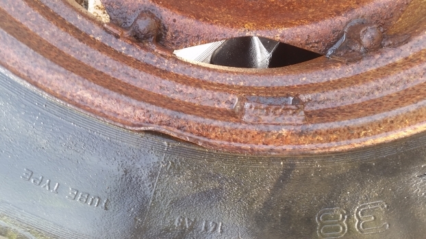 Ford Rear Wheel And Tyre 16.9-38. Please Check By The Photos. - Roda completa para Trator: foto 2 Ford Rear Wheel And Tyre 16.9-38. Please Check By The Photos. - Roda completa para Trator: foto 2