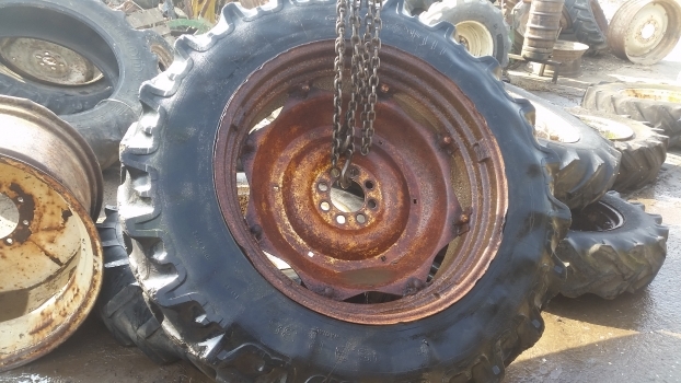 Ford Rear Wheel And Tyre 16.9-38. Please Check By The Photos. - Roda completa para Trator: foto 1 Ford Rear Wheel And Tyre 16.9-38. Please Check By The Photos. - Roda completa para Trator: foto 1