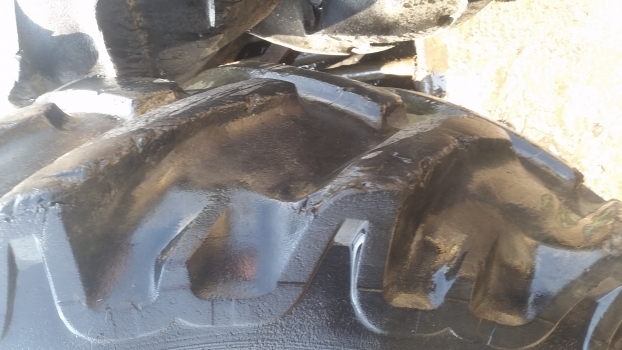 Ford Rear Wheel And Tyre 16.9-38. Please Check By The Photos. - Roda completa para Trator: foto 5 Ford Rear Wheel And Tyre 16.9-38. Please Check By The Photos. - Roda completa para Trator: foto 5