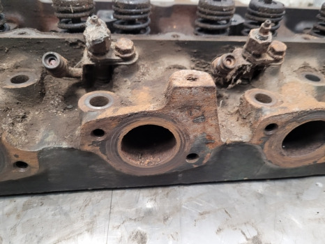 John Deere 6600, 6506, 6800, 6900 Engine Cylinder Head R112747, Re48617 - Cabeça do motor: foto 4 John Deere 6600, 6506, 6800, 6900 Engine Cylinder Head R112747, Re48617 - Cabeça do motor: foto 4