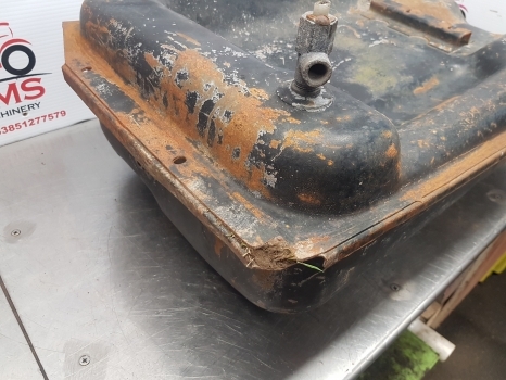 Massey Ferguson 135, 100series Fuel Tank Original , Check Measurement 1861644m91 - Tanque de combustível para Trator: foto 5 Massey Ferguson 135, 100series Fuel Tank Original , Check Measurement 1861644m91 - Tanque de combustível para Trator: foto 5