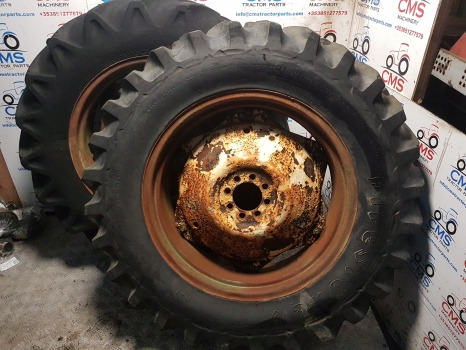 Massey Ferguson  135, 35 David Brown, Ford 2000, 3000 Wheel Pair 12.4-23 - Roda completa para Máquina agrícola: foto 1 Massey Ferguson  135, 35 David Brown, Ford 2000, 3000 Wheel Pair 12.4-23 - Roda completa para Máquina agrícola: foto 1