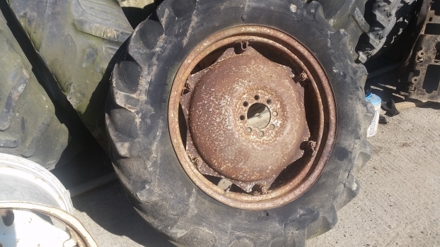 Massey Ferguson 135 Rear Wheel And Tyre 12.4/11-28. 1please Check By The Photos - Roda completa para Trator: foto 1 Massey Ferguson 135 Rear Wheel And Tyre 12.4/11-28. 1please Check By The Photos - Roda completa para Trator: foto 1