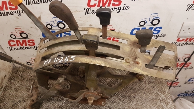 Massey Ferguson 4255 Cab Lift Rear Console Controls 3814519m92 - Cabine e interior para Trator: foto 3 Massey Ferguson 4255 Cab Lift Rear Console Controls 3814519m92 - Cabine e interior para Trator: foto 3
