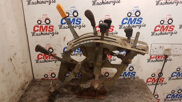 Massey Ferguson 4255 Cab Lift Rear Console Controls 3814519m92 - Cabine e interior para Trator: foto 1 Massey Ferguson 4255 Cab Lift Rear Console Controls 3814519m92 - Cabine e interior para Trator: foto 1