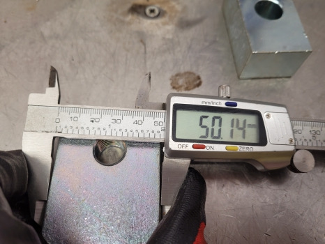 New Holland Case Tm, Mxm, T6, T7, Tsa, T7000, Maxxum, Puma Fan Weight Lock Plate Kit 82012443 - Contrapeso: foto 3 New Holland Case Tm, Mxm, T6, T7, Tsa, T7000, Maxxum, Puma Fan Weight Lock Plate Kit 82012443 - Contrapeso: foto 3