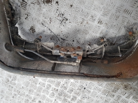 New Holland Lm435a, Lm415a, Lm445a, Lm425a Grill, Grille, Bonnet Lock 85825742 - Grade radiador para Empilhador telescópico: foto 2 New Holland Lm435a, Lm415a, Lm445a, Lm425a Grill, Grille, Bonnet Lock 85825742 - Grade radiador para Empilhador telescópico: foto 2