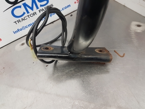 New Holland T5.120, T5, T4 Work Light Bracket Lhs 47454263 - Iluminação para Trator: foto 2 New Holland T5.120, T5, T4 Work Light Bracket Lhs 47454263 - Iluminação para Trator: foto 2