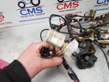 New Holland T5.95, T5.105, T5.115 Wiring Loom, Fuse Box 47778916 - Cables/ Wire harness para Trator: foto 4 New Holland T5.95, T5.105, T5.115 Wiring Loom, Fuse Box 47778916 - Cables/ Wire harness para Trator: foto 4