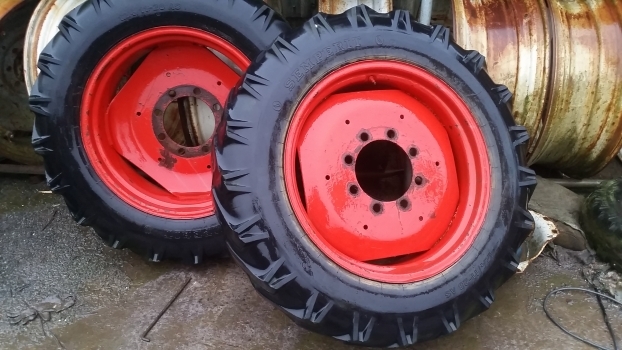 Old Stock Old Stock Rear Wheel And Tyre Pair 12.4/11-28 2a02 - Roda completa para Trator: foto 1 Old Stock Old Stock Rear Wheel And Tyre Pair 12.4/11-28 2a02 - Roda completa para Trator: foto 1