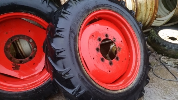 Old Stock Old Stock Rear Wheel And Tyre Pair 12.4/11-28 2a02 - Roda completa para Trator: foto 2 Old Stock Old Stock Rear Wheel And Tyre Pair 12.4/11-28 2a02 - Roda completa para Trator: foto 2