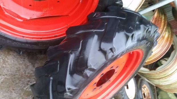 Old Stock Old Stock Rear Wheel And Tyre Pair 12.4/11-28 2a02 - Roda completa para Trator: foto 4 Old Stock Old Stock Rear Wheel And Tyre Pair 12.4/11-28 2a02 - Roda completa para Trator: foto 4