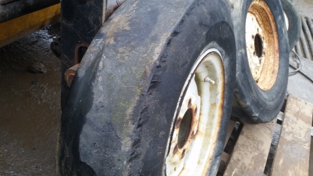 Old Stock Old Stock Wheel And Tyre Pair 7.5 - 16 1b01 - Roda completa para Trator: foto 2 Old Stock Old Stock Wheel And Tyre Pair 7.5 - 16 1b01 - Roda completa para Trator: foto 2