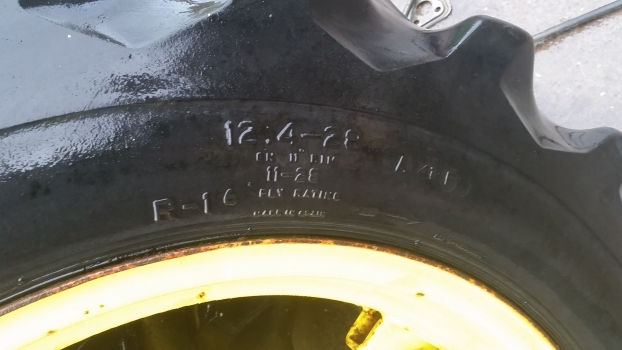 Old Stock Old Stock Wheel Disc And Tyre 12.4-28r16 3a011 - Roda completa para Trator: foto 2 Old Stock Old Stock Wheel Disc And Tyre 12.4-28r16 3a011 - Roda completa para Trator: foto 2