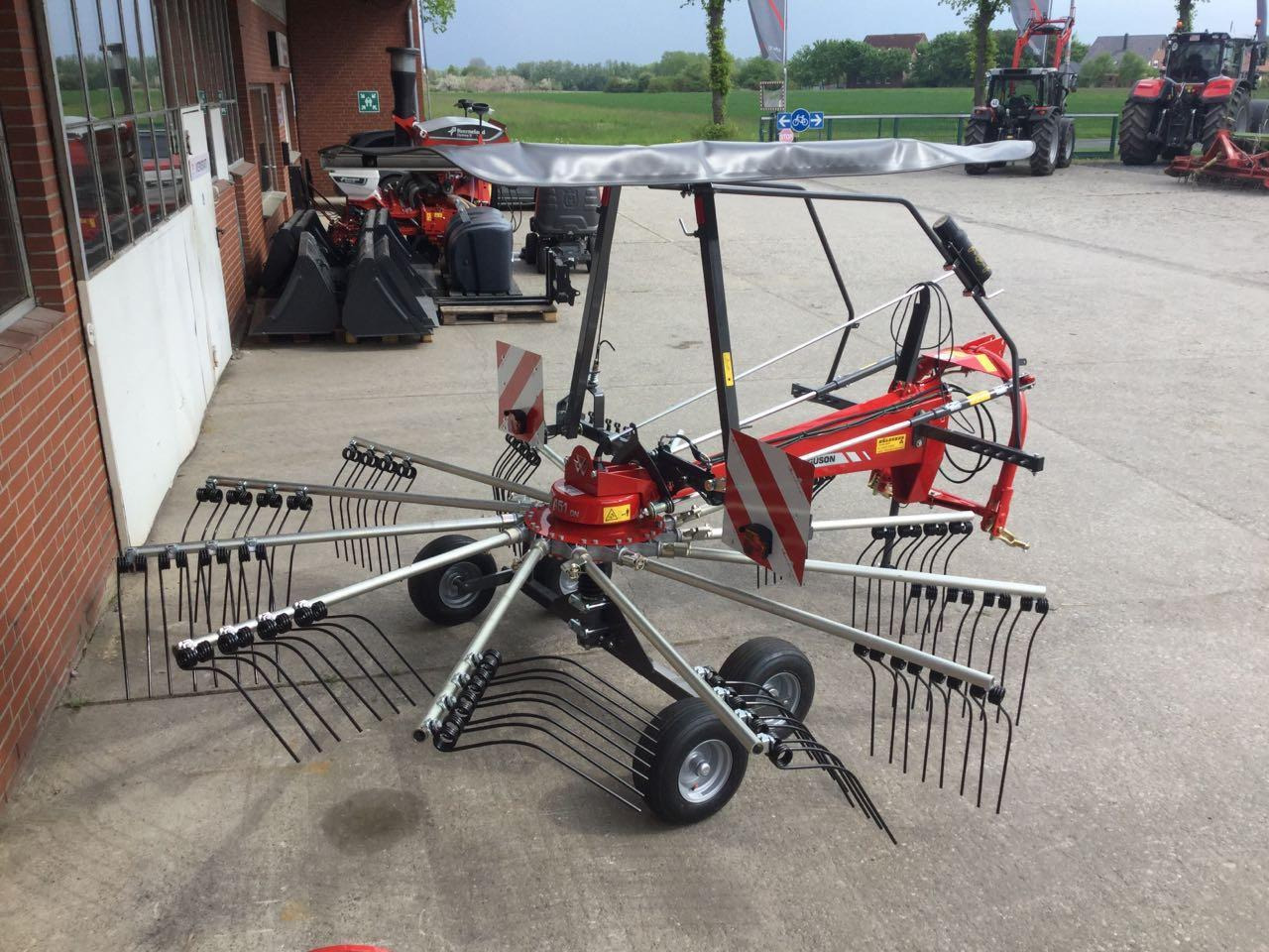Massey Ferguson RK 451 DN - Ancinho enleirador: foto 4 Massey Ferguson RK 451 DN - Ancinho enleirador: foto 4
