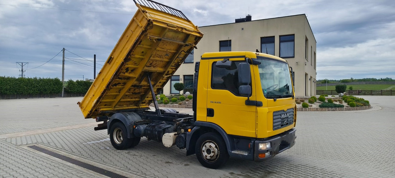 MAN TGL 8.210 * 2007 * 3-stronny KIPER * NOWE OPONY * MANUAL * RESOR * 3 MIEJSCA - Camião basculante: foto 1 MAN TGL 8.210 * 2007 * 3-stronny KIPER * NOWE OPONY * MANUAL * RESOR * 3 MIEJSCA - Camião basculante: foto 1