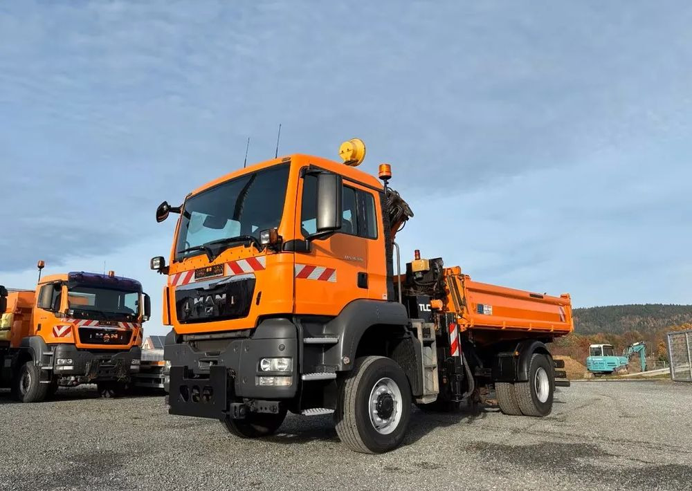 MAN TGS 18.320/ 4x4 / Euro4 /Wywrotka trójstronna Meiller +Kran Atlas TLC 82.2 +sterowanie radiowe – Przystosowany do pracy zimą — odśnieżanie, posypywanie, pług - Camião basculante: foto 5 MAN TGS 18.320/ 4x4 / Euro4 /Wywrotka trójstronna Meiller +Kran Atlas TLC 82.2 +sterowanie radiowe – Przystosowany do pracy zimą — odśnieżanie, posypywanie, pług - Camião basculante: foto 5