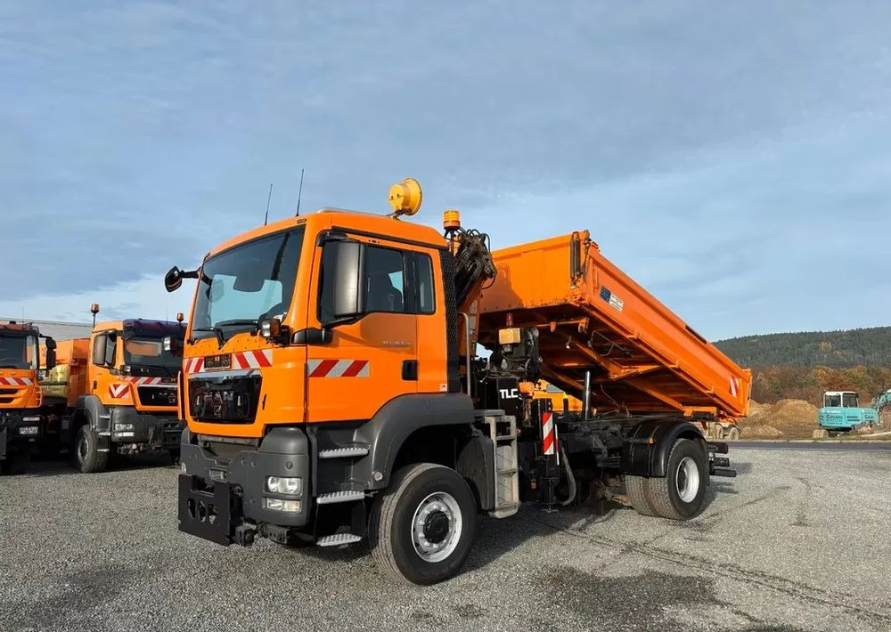MAN TGS 18.320/ 4x4 / Euro4 /Wywrotka trójstronna Meiller +Kran Atlas TLC 82.2 +sterowanie radiowe – Przystosowany do pracy zimą — odśnieżanie, posypywanie, pług - Camião basculante: foto 2 MAN TGS 18.320/ 4x4 / Euro4 /Wywrotka trójstronna Meiller +Kran Atlas TLC 82.2 +sterowanie radiowe – Przystosowany do pracy zimą — odśnieżanie, posypywanie, pług - Camião basculante: foto 2