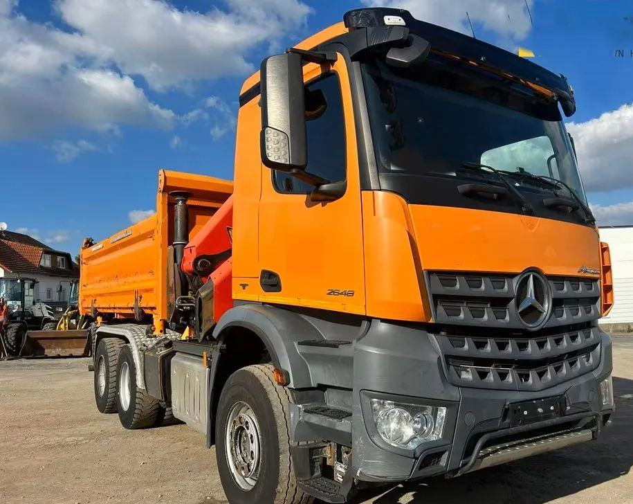 Mercedes-Benz Arocs 2648/3 – 3-stronny wywrotka Meiller / Żuraw Palfinger PK23002 / 2x BORDMATIK / Automatyczna - Camião basculante: foto 1 Mercedes-Benz Arocs 2648/3 – 3-stronny wywrotka Meiller / Żuraw Palfinger PK23002 / 2x BORDMATIK / Automatyczna - Camião basculante: foto 1
