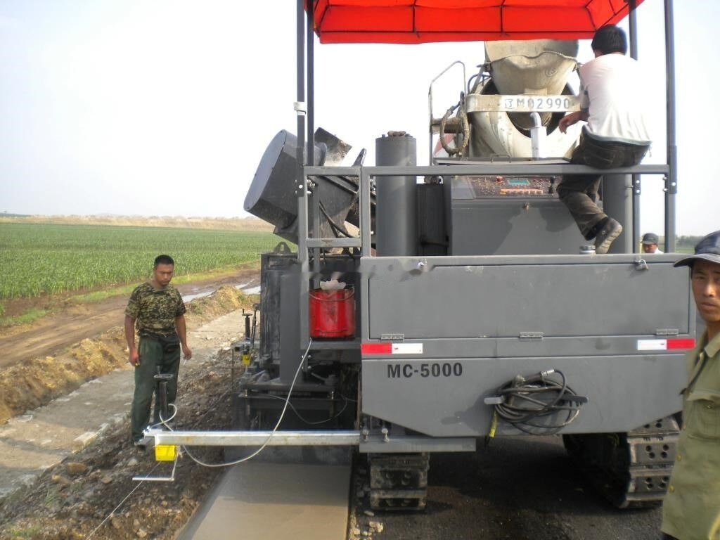 Kinglink MC5000 Concrete slipform paver for road ditch and gutter - Pavimentadora de betão: foto 1 Kinglink MC5000 Concrete slipform paver for road ditch and gutter - Pavimentadora de betão: foto 1