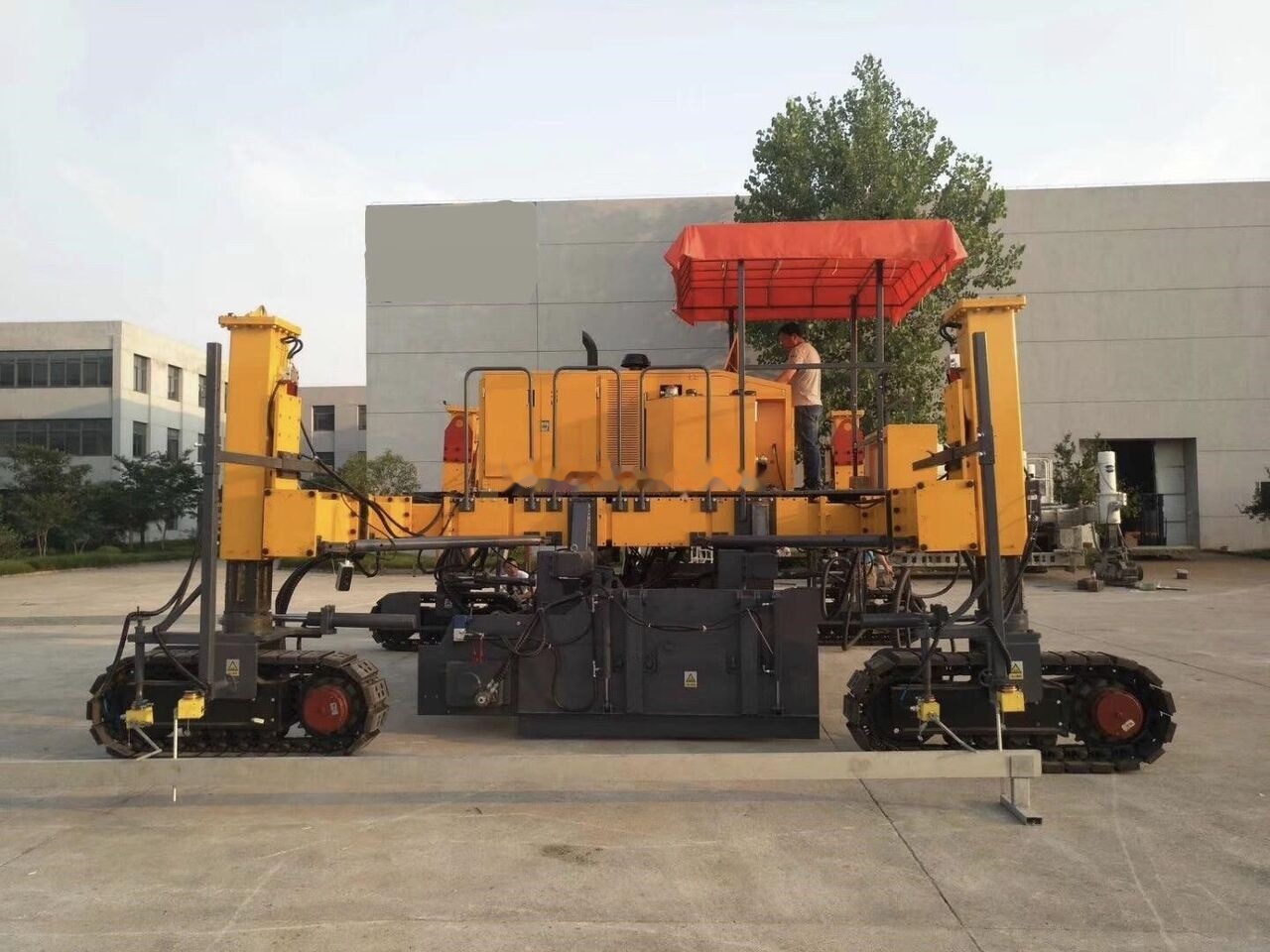 Kinglink MC6500 Concrete Slipform Paver - Pavimentadora de betão: foto 4 Kinglink MC6500 Concrete Slipform Paver - Pavimentadora de betão: foto 4