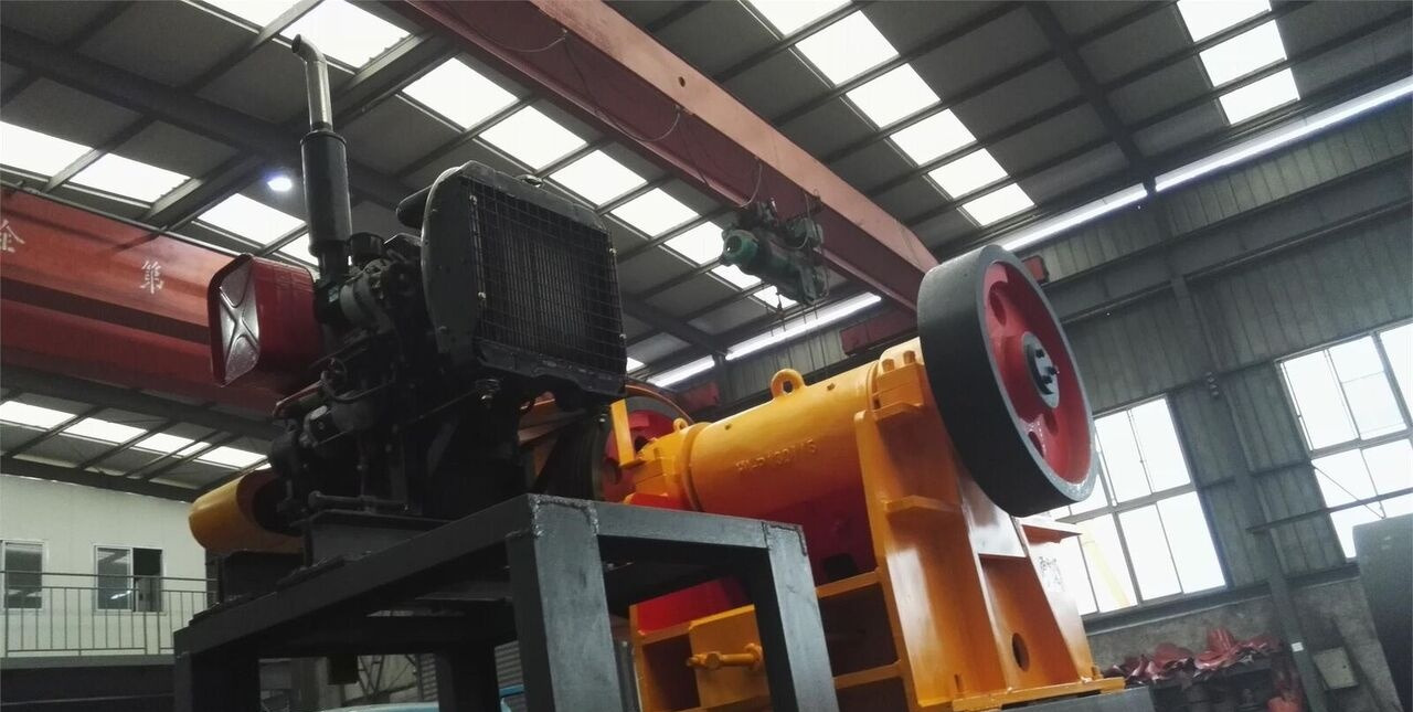 Kinglink PE250x400 Diesel Engine Skid Frame Jaw Crusher 10x16 - Britador de mandíbula: foto 1 Kinglink PE250x400 Diesel Engine Skid Frame Jaw Crusher 10x16 - Britador de mandíbula: foto 1