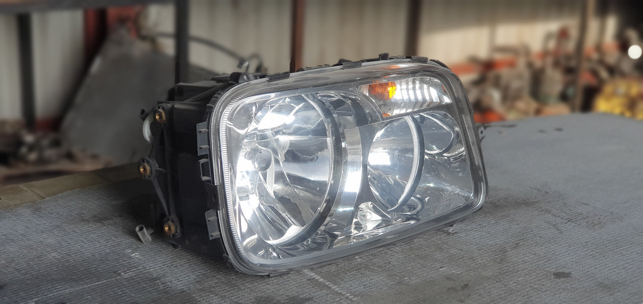 ACTROS MP III HEADLIGHT - PASSENGER - Iluminação para Camião: foto 1 ACTROS MP III HEADLIGHT - PASSENGER - Iluminação para Camião: foto 1
