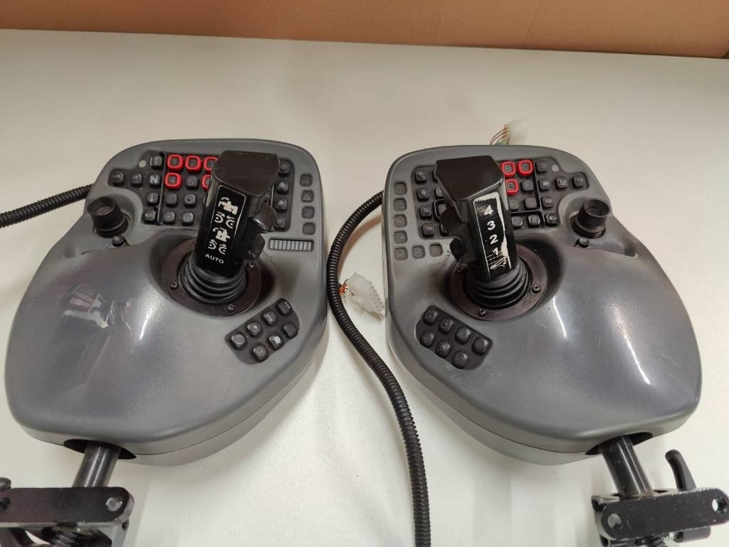 Komatsu Joysticks - Sistema elétrico para Equipamento florestal: foto 2 Komatsu Joysticks - Sistema elétrico para Equipamento florestal: foto 2