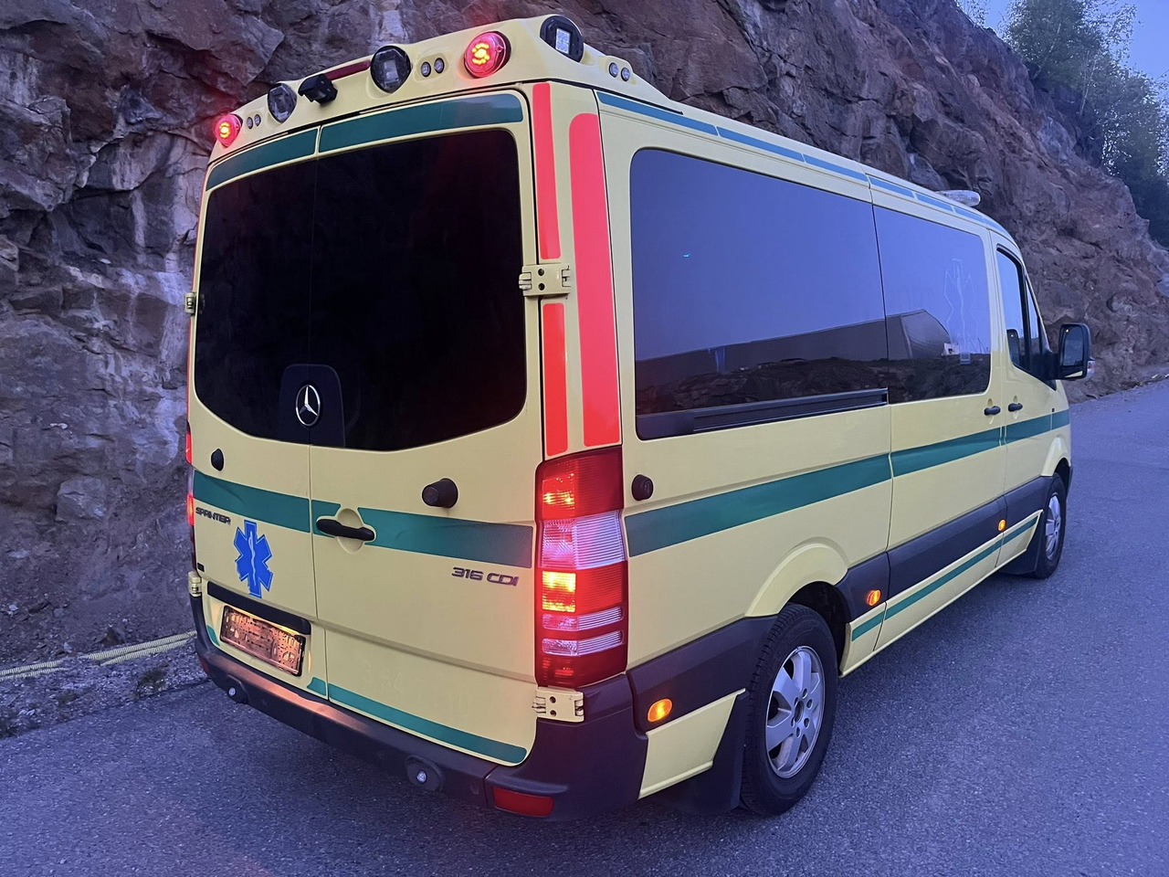 Mercedes-Benz Sprinter 316 - 2 stretcher AMBULANCE / Krankenwagen / Швидка допомога - Ambulância: foto 3 Mercedes-Benz Sprinter 316 - 2 stretcher AMBULANCE / Krankenwagen / Швидка допомога - Ambulância: foto 3