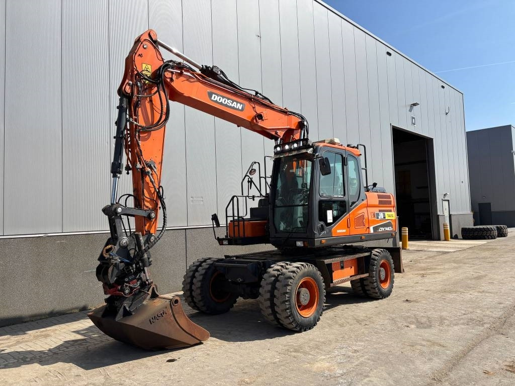 Doosan DX 140 W-5 (R5 Rototilt) - Escavadeira de rodas: foto 2 Doosan DX 140 W-5 (R5 Rototilt) - Escavadeira de rodas: foto 2
