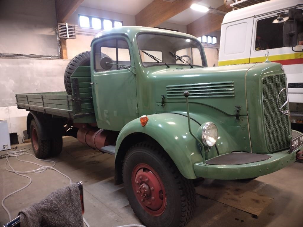 Mercedes-Benz 4x4 Kippilava,museo rekisterissä - Camião basculante: foto 1 Mercedes-Benz 4x4 Kippilava,museo rekisterissä - Camião basculante: foto 1