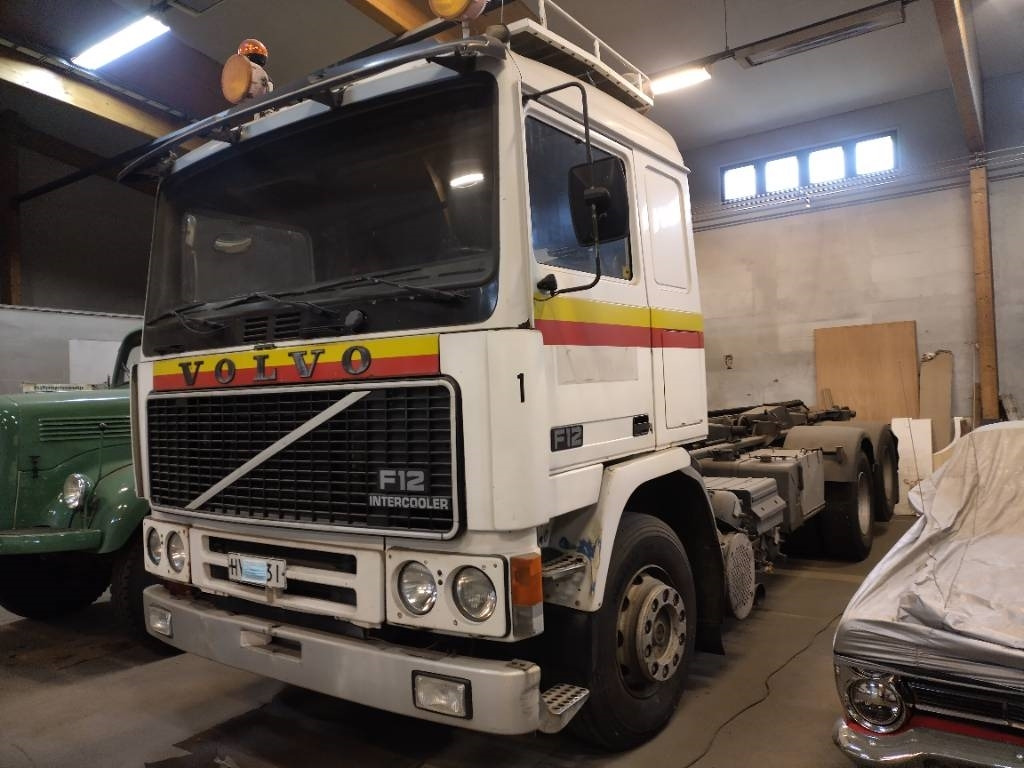 Volvo F12 6x2 ketjulaitteilla, Museointiin - Camião multibenne: foto 1 Volvo F12 6x2 ketjulaitteilla, Museointiin - Camião multibenne: foto 1