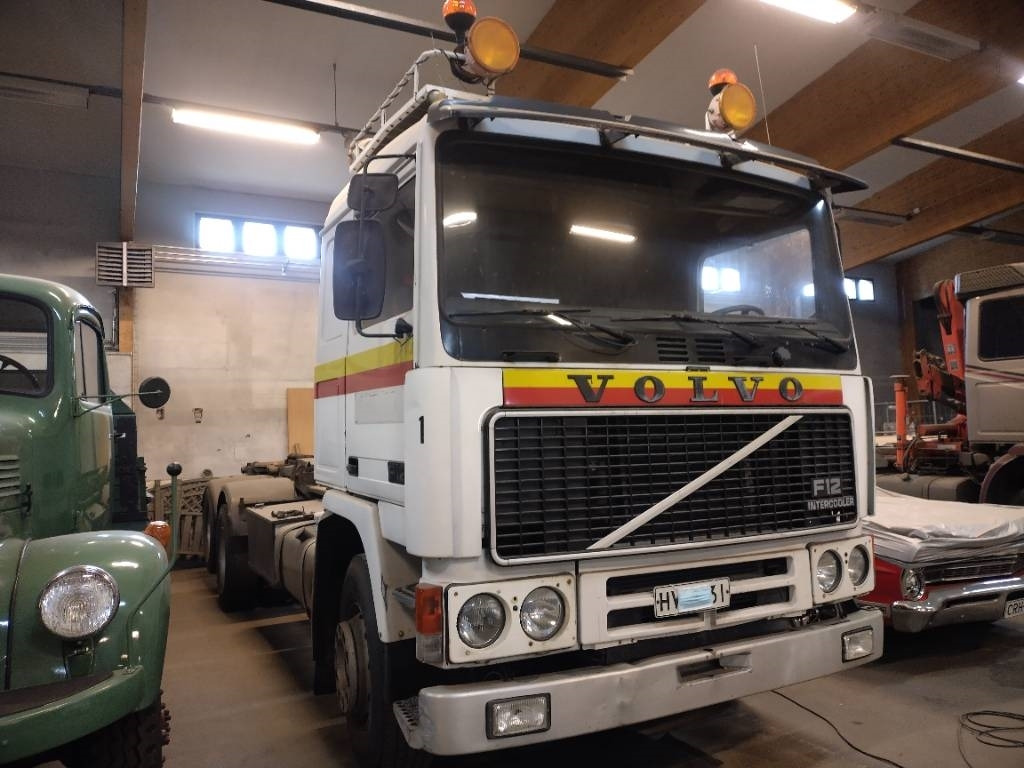 Volvo F12 6x2 ketjulaitteilla, Museointiin - Camião multibenne: foto 2 Volvo F12 6x2 ketjulaitteilla, Museointiin - Camião multibenne: foto 2