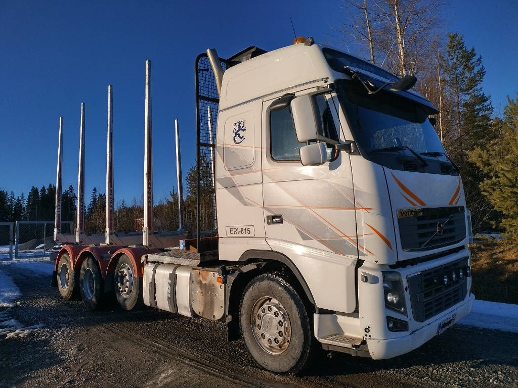 Volvo FH750 puuvarustus, napaperät,trippeli - Camião de transporte de madeira: foto 2 Volvo FH750 puuvarustus, napaperät,trippeli - Camião de transporte de madeira: foto 2