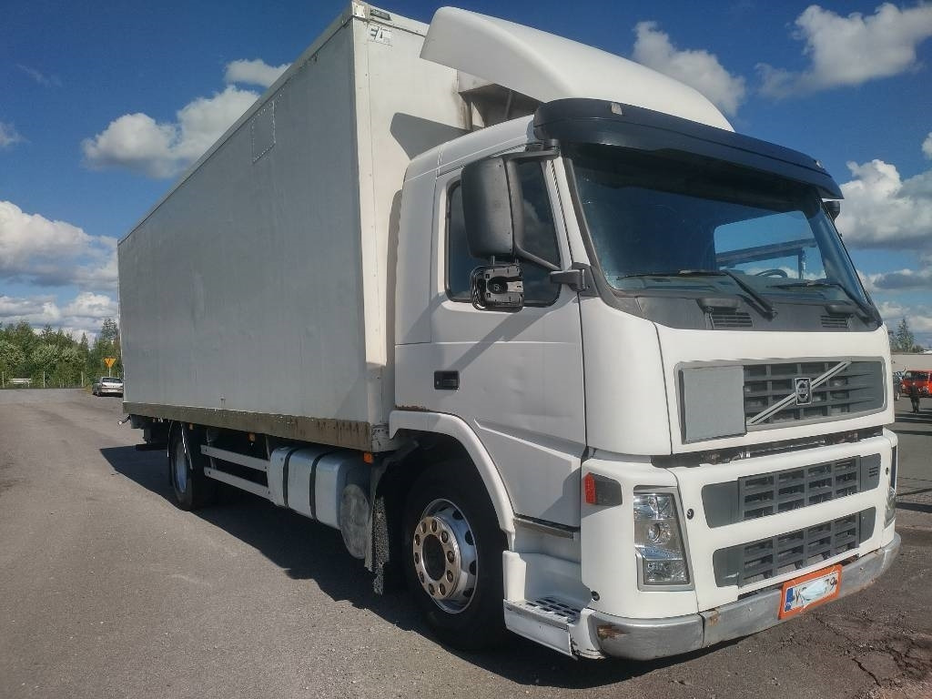 Volvo FM9 4x2 8,40m pitkä kylkiaukeava kori - Camião furgão: foto 2 Volvo FM9 4x2 8,40m pitkä kylkiaukeava kori - Camião furgão: foto 2