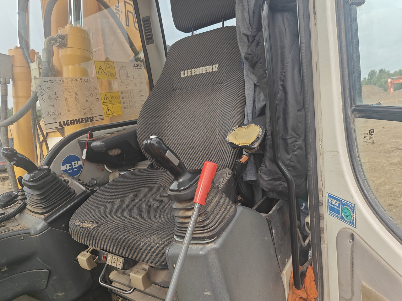 Escavadeira de rodas LIEBHERR A312: foto 11