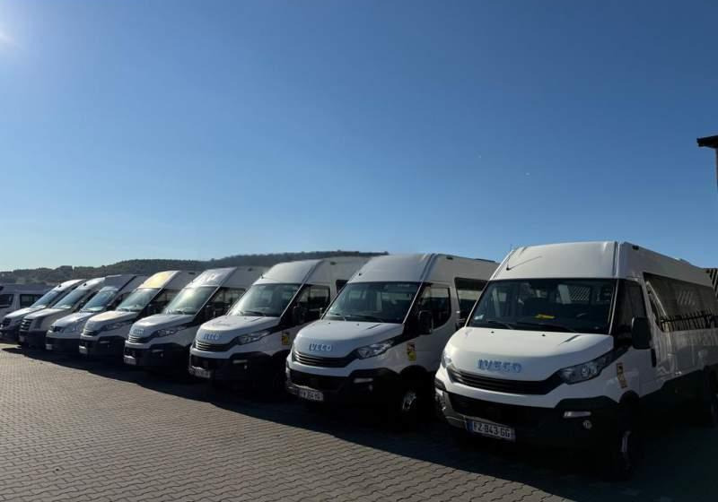 Iveco DAILY / CRAFTER / SPRINTER / WING / 23 MIEJSCA - Minibus, Furgão de passageiros: foto 1 Iveco DAILY / CRAFTER / SPRINTER / WING / 23 MIEJSCA - Minibus, Furgão de passageiros: foto 1