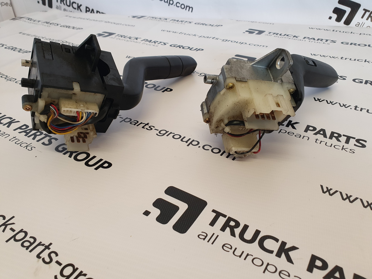 SCANIA SCANIA EURO3, P, G, R, T series indicator lights switch 1542529, 1422111, understeering switch, wipers – direction indicator, lamp, wiper lever, windscreen wiper, multi – function lever; retarder leve - Cabine e interior para Camião: foto 3 SCANIA SCANIA EURO3, P, G, R, T series indicator lights switch 1542529, 1422111, understeering switch, wipers – direction indicator, lamp, wiper lever, windscreen wiper, multi – function lever; retarder leve - Cabine e interior para Camião: foto 3